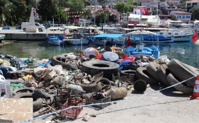 KAŞ'TA DENİZ DİBİ TEMİZLİĞİNDE ÇIKAN ATIKLAR ŞAŞIRTTI