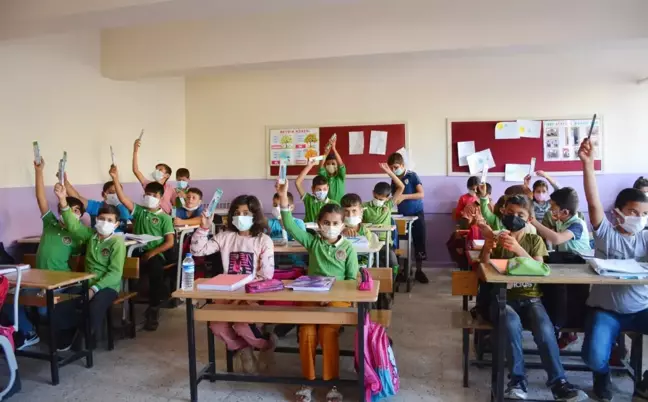 Mardin'de öğrencilere akıllı kalem seti dağıtıldı