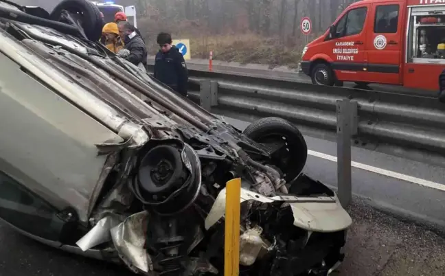 Otomobil yoldan çıktı, refüjde ters döndü: 3 yaralı