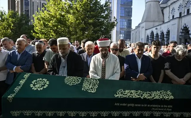 Gazeteci-Yazar Süleyman Özışık'ın Cenazesi Toprağa Verildi