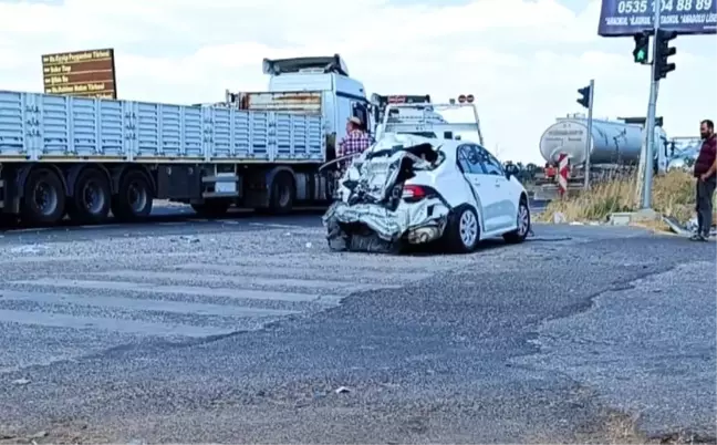 Şanlıurfa'da tır ile otomobil çarpışması: 5 yaralı