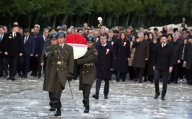 Milli Eğitim Bakanı Tekin, Öğretmenler Günü'nde Anıtkabir'i Ziyaret Etti