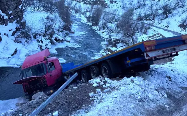 Tunceli'de Virajı Alamayan Tır Dereye Yuvarlandı