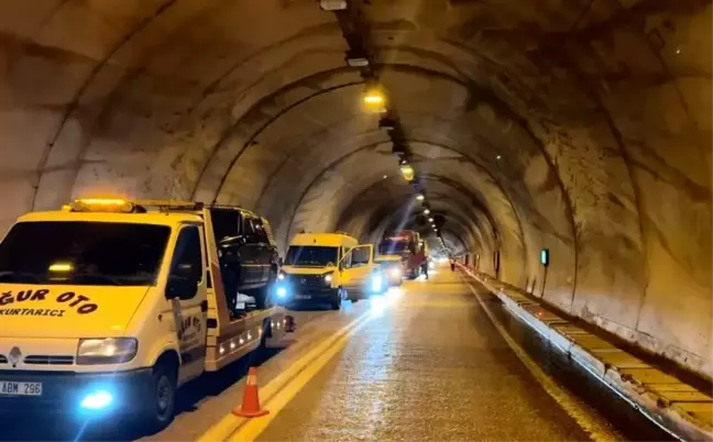 Artvin'de Heyelan, Karayolu Ulaşıma Kapandı