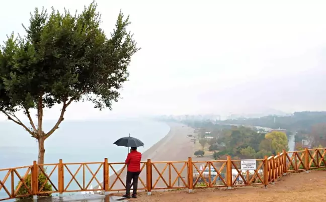 Yağmura Rağmen Antalya Sahili'nde Balık Tutma ve Denize Girme Keyfi