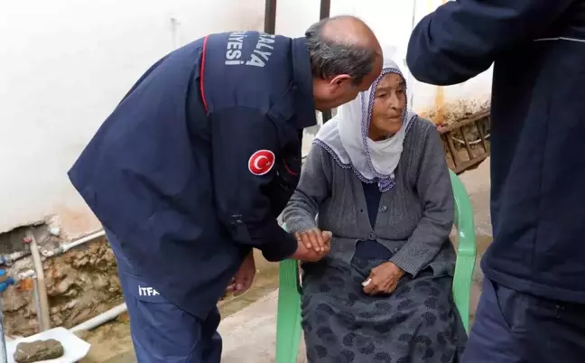 Antalya'da Çıkan Yangında 88 Yaşındaki Kadına İtfaiye Eri Teselli Verdi