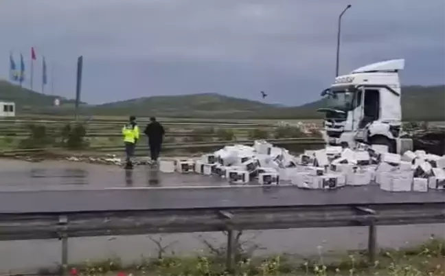 Gaziantep'te Çikolata Yüklü TIR Devrildi