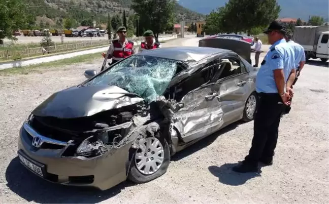 Karabük'te Otomobil Kamyonla Çarpıştı: 3 Yaralı