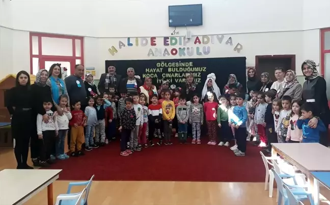 Minik Öğrenciler Koca Çınarları Unutmadı