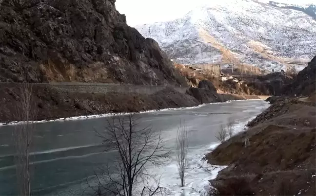 Türkiye'nin en hızlı akan nehri olan Çoruh buz tuttu