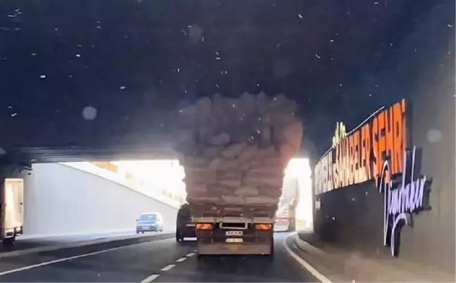 Saman yüklü kamyonlar tehlike oluşturuyor