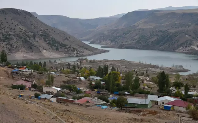 Kars'taki barajın seviyesi düşünce su altındaki tarihi yapılar gün yüzüne çıktı