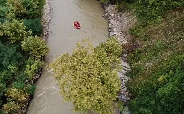 Adrenalin tutkunları Melen Çayı'nda rafting yaptı