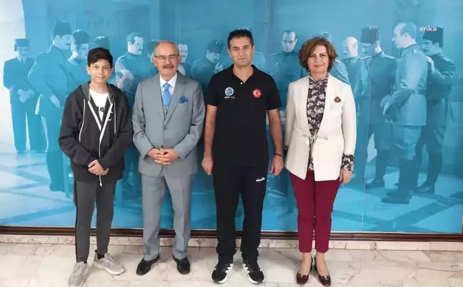Eskişehir Büyükşehir Belediye Başkanı Yılmaz Büyükerşen, milli su altı görüntüleme sporcusu Erkan Balk'ı ağırladı