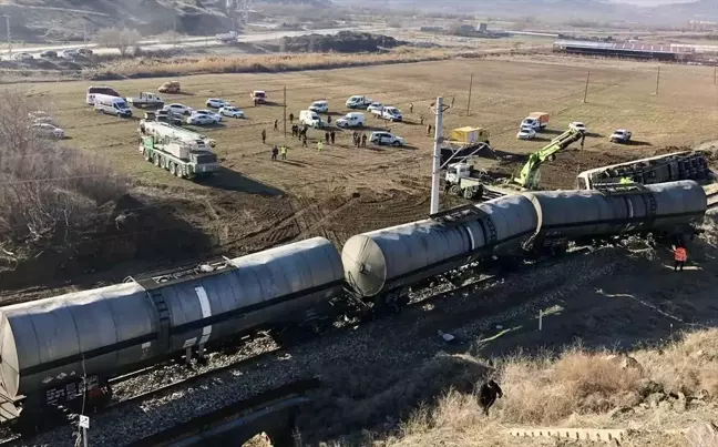 Kırıkkale'de İstinat Duvarı Çöktü: Yük Treni Devrildi