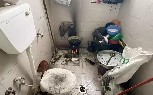 Gazze'de bir aile hijyenik olmayan bir ortamda yemek pişiriyor