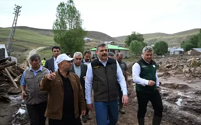 Erzurum Valisi Mustafa Çiftçi, sel felaketinin ardından Dalsöğüt Mahallesi'nde incelemelerde bulundu