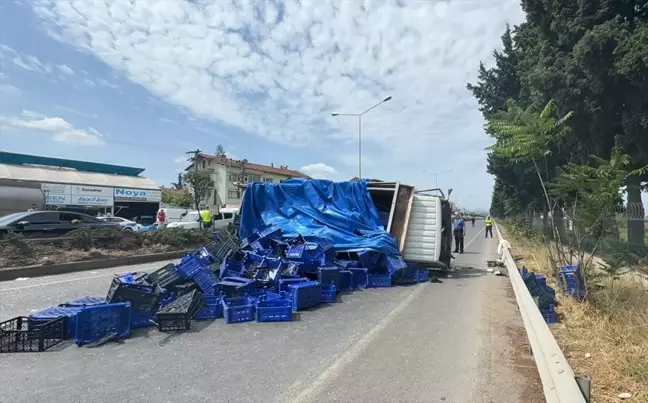 Yalova'da Tır ve Kamyonet Çarpışması: 2 Kişi Yaralandı