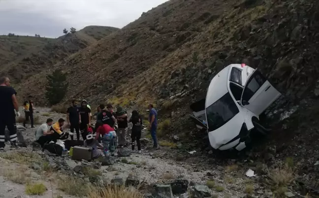 Erzincan'da şarampole devrilen otomobilde 1'i çocuk 3 kişi yaralandı