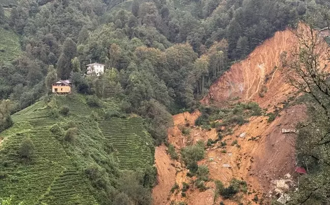 Rize'de Heyelan: 2 Ev Toprak Altında Kaldı