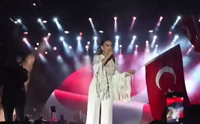 Ebru Gündeş, Cumhuriyet Bayramı'nda Ankaralı Hayranlarıyla Buluştu