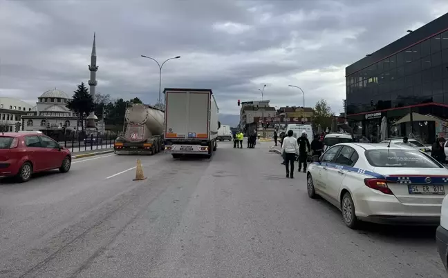 Tırın Çarptığı Kadın Hastanede Tedavi Altına Alındı