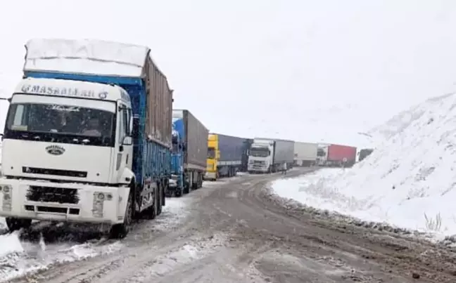 Yüksekova-Van Kara Yolunda Tır Şoförleri Mahsur Kaldı