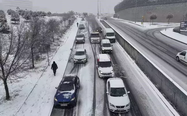 Başakşehir'de Kar Yağışı Sürücülere Zor Anlar Yaşattı