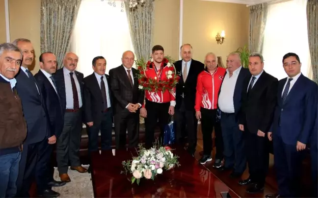 Avrupa Güreş Şampiyonu Vali Azizoğlu'nu Ziyaret Etti