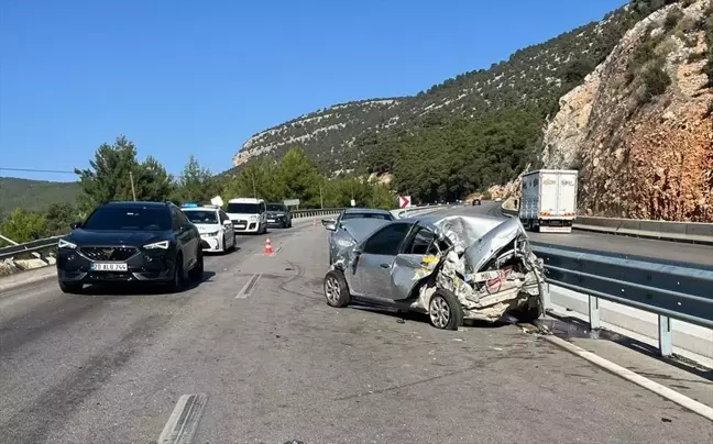 Antalya'da üç aracın karıştığı kaza: 1 ölü, 1 yaralı