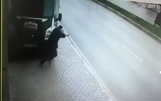 Direksiyon Hakimiyetini Kaybetti, Kaldırımdaki Yayaları Böyle Ezdi