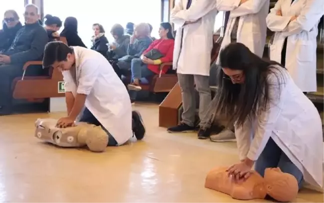 Üniversiteli Öğrencilerden Vapurda İlk Yardım Dersi