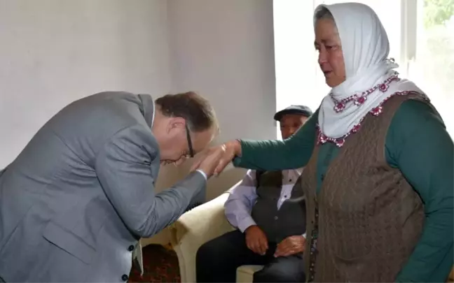 Şehit ailesine oğullarının şahadet belgesi verildi