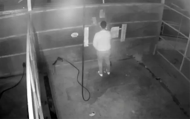 Kameraların yönünü değiştirip paraları çaldı