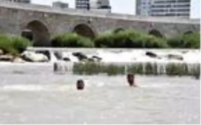 İranlı gençlerin tehlikeli serinliği