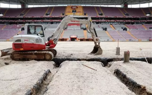 Türk Telekom Stadı'nda çim yenileme çalışmaları sürüyor