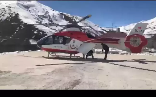 Son dakika haber | ÇIĞ RİSKİYLE YOL KAPATILDI, HASTA İÇİN AMBULANS HELİKOPTER HAVALANDI