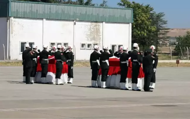 Son dakika gündem: GAZİANTEP - Fırat Kalkanı Harekat bölgesinde şehit olan 2 askerin naaşı memleketlerine uğurlandı