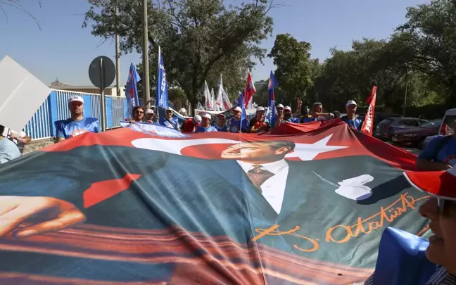 Eğitim-İş öğretmenlerle ilgili bazı düzenlemelerin geri çekilmesi talebiyle yürüyüş düzenledi