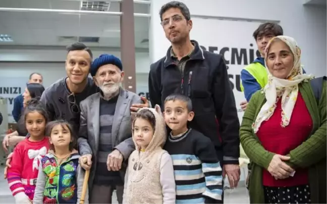 Josef de Souza Mersin'de depremzedelere moral verdi