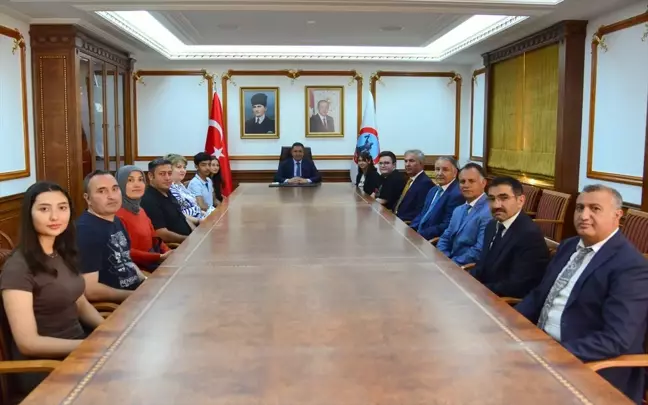 Kırşehir Valisi Hüdayar Mete Buhara, 2023 LGS'de tüm soruları doğru cevaplayarak 500 tam puan alan öğrencileri ödüllendirdi