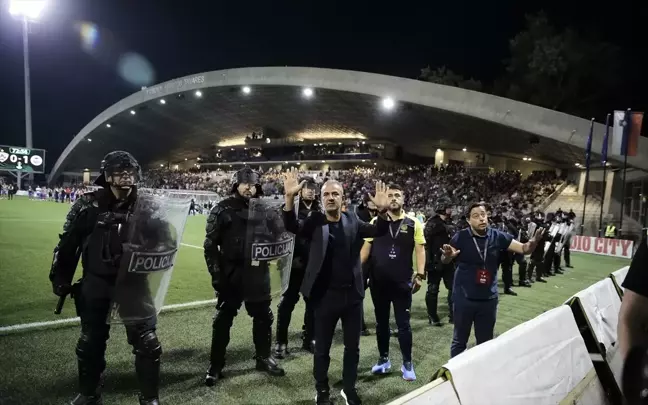 Fenerbahçe'nin Maribor maçı tribün olayları nedeniyle durdu