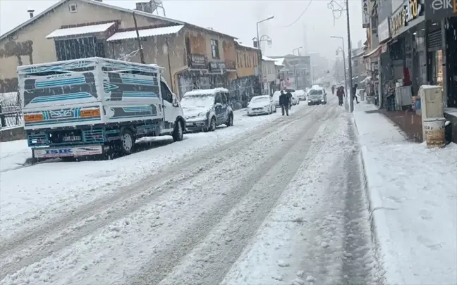 Şırnak'ta 5 yerleşim yerinin yolu kar ve tipi nedeniyle ulaşıma kapandı