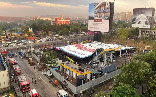 Mumbai'de Dev Reklam Panosu Yıkıldı: 8 Ölü, 60 Yaralı