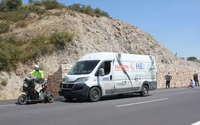 Minibüs, elektrikli bisiklet sürücüsüne çarptı: Kadın hayatını kaybetti