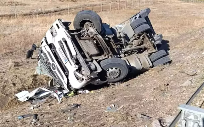 Gaziantep'te Tır Devrildi: Sürücü Hayatını Kaybetti