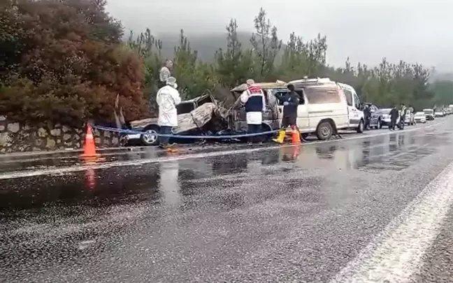İzmir'de Trafik Kazasında Yangın: 1 Kişi Hayatını Kaybetti, 3 Yaralı