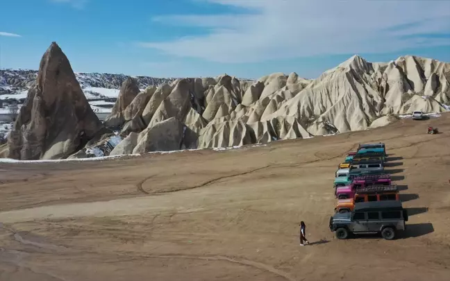 Kapadokya'da Sıcak Hava Balonları Uçuşa Kapandı, Turistler Arazi Turlarıyla Keşfe Çıkıyor