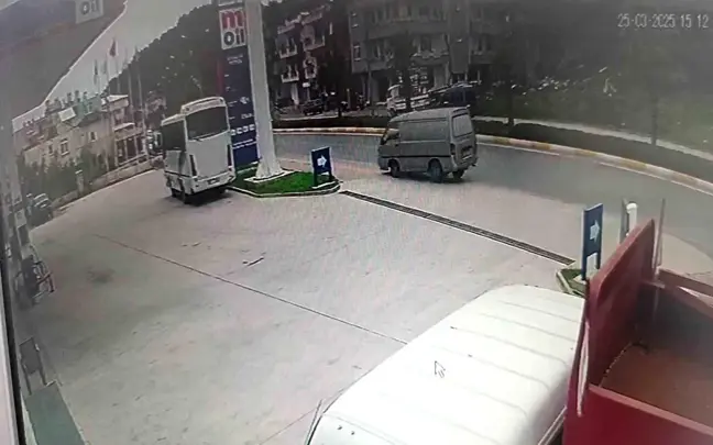 Manavgat'ta Kamyonet Kaza Yaptı: Sürücü Hafif Yaralı