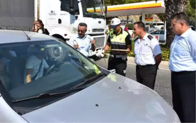 Marmaris'teki Yol Kontrolünde Sürücülere Karanfil ve Çikolata İkramı